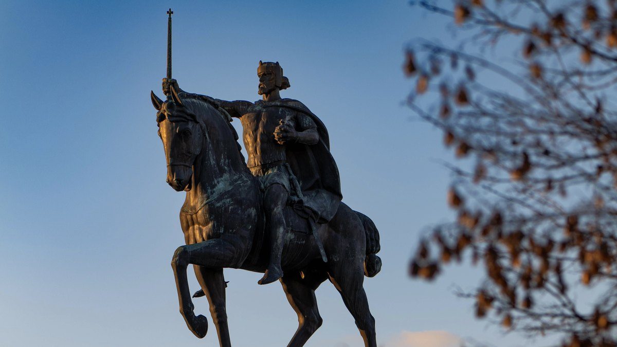 Estátua equestre de um cavaleiro medieval com a espada erguida ao céu