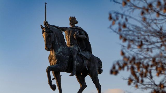 Estátua equestre de um cavaleiro medieval com a espada erguida ao céu